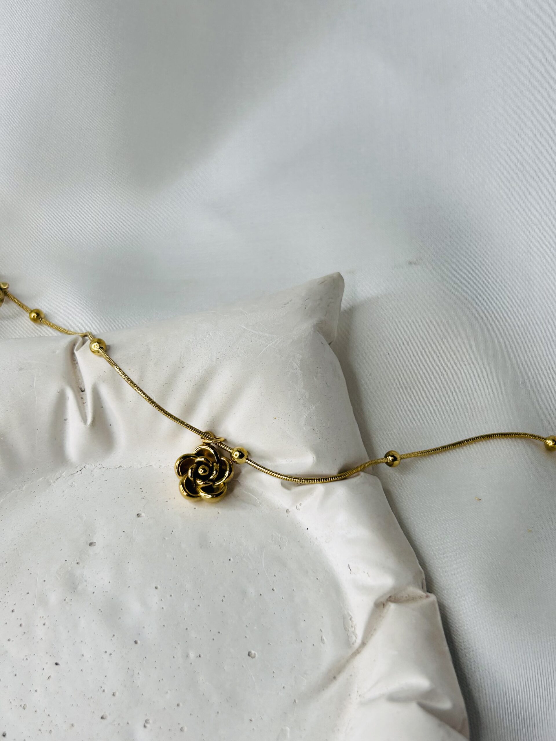 Rose shaped Gold Anti Tarnish Bracelet