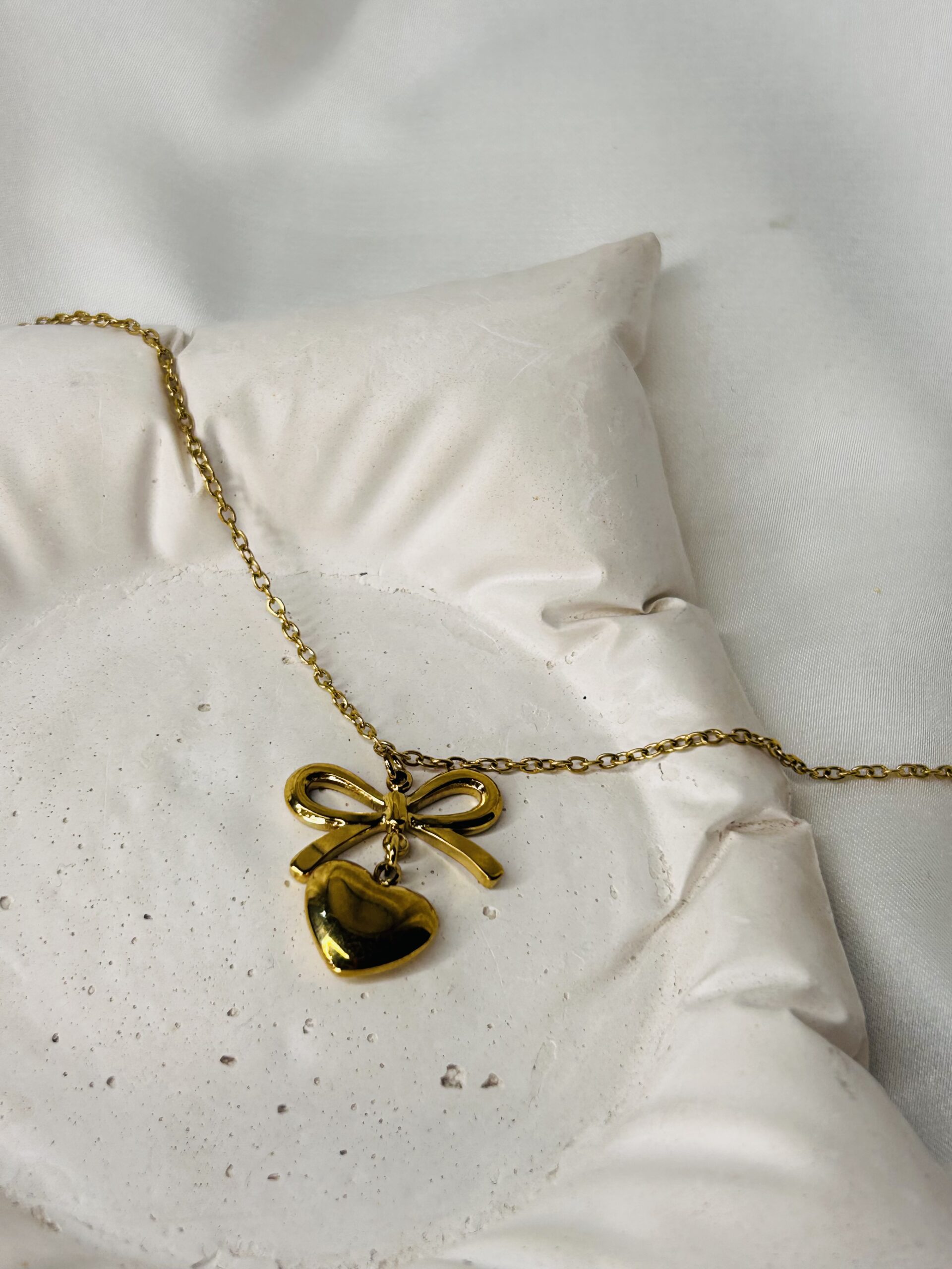 Bow n Heart-Gold Anti Tarnish Bracelet